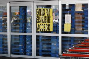 Supermercados de Puebla resguardan entradas ante saqueos