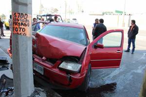 Chocan automóvil contra poste en Esteban de Antuñano; hay tres heridos