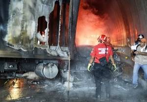 Normalistas queman tráiler en túnel de autopista a Chilpancingo