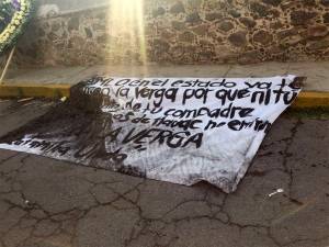 Con una manta, “La Familia Unida” amenaza a López Obrador
