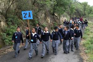 Niños de Xalitzintla, Puebla, realizan simulacro de evacuación en rutas del Popo