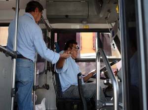 Por aumento del dólar, transportistas de Puebla demandan aumento al pasaje