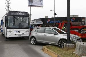 FOTOS: Vehículo invadió carril de RUTA y provocó accidente en Calzada Zaragoza