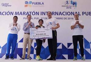 Moreno Valle premia a ganadores del Maratón Internacional Puebla 2016