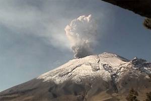 Popocatépetl lanza fumarola de 2 kilómetros de altura