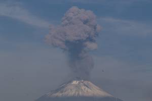 FOTOS: Popocatépetl inicia semana con fumarola de 2.5 kilómetros