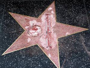 Vandalizan estrella de Donald Trump en Hollywood