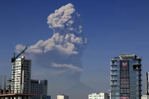 VIDEOS: Cae ceniza en Puebla por explosión del volcán Popocatépetl