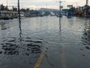 Caos en la autopista México-Puebla: Se inunda Zaragoza