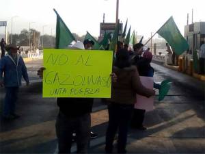 Campesinos liberan paso en caseta de la autopista México-Puebla