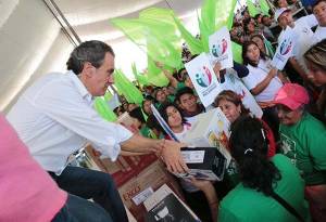 Dirigente del PRI en Puebla capital compra votos con electrodomésticos