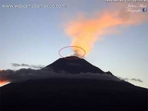 FOTOS: La extraña luz que cruzó la fumarola del Popocatépetl