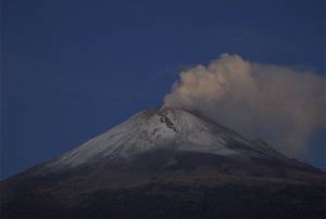 VIDEOS: Erupciones del Popocatépetl lanzan ceniza a la CDMX