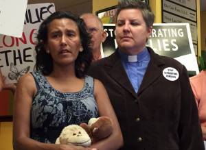 Mexicana se refugia en iglesia de Denver para evitar deportación