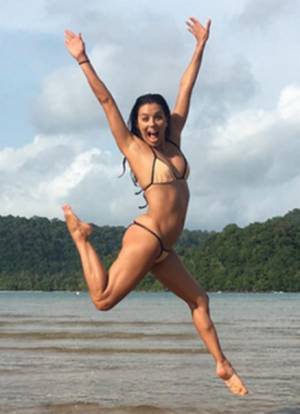 Eva Longoria regala foto en bikini durante luna de miel