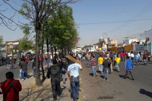 VIDEOS: Comerciantes y policías enfrentan a saqueadores en Central de Abasto