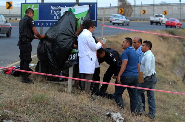 Encuentran cadáver colgando en un letrero del Periférico de Puebla
