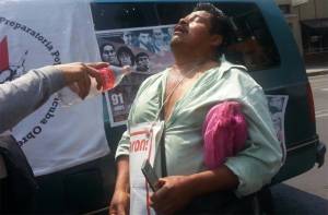 Repelen con gas lacrimógeno a padres de 43 normalistas