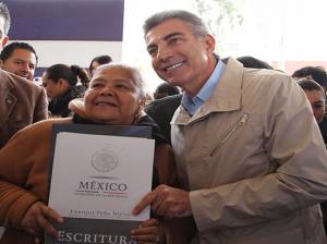 Tony Gali entrega escrituras en San Pablo Xochimehuacán