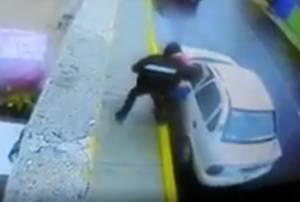 VIDEO: Graban a sujetos que intentan robar auto en Granjas San Isidro