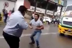 VIDEO: Pelea campal entre microbuseros en el bulevar 5 de Mayo