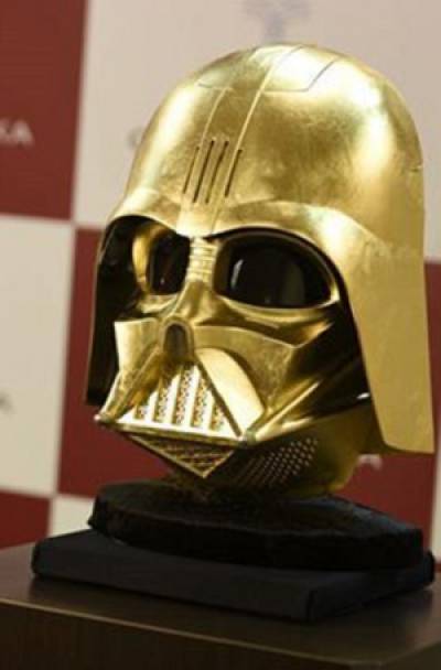 Casco en oro de Darth Vader, a la venta por 1.3 millones de euros