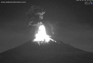 Popocatépetl registra explosión y arroja material incandescente