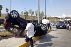 VIDEOS: Vuelca taxi en aparatoso choque en la Vía Atlixcáyotl; dos lesionados