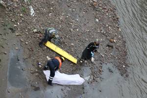 FOTOS: Mujer se suicida arrojándose al río Atoyac desde el Puente México