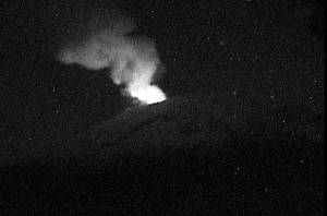 Popocatépetl emite fumarola de un kilómetro de altura