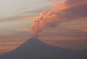 Cae ceniza del volcán Popocatépetl en la ciudad de Puebla