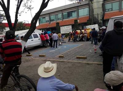 Texmelucan denuncia a líder de tianguistas por bloqueo de la presidencia municipal