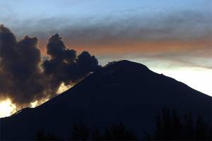 Popocatépetl lanza fumarola constante de un kilómetro de altura