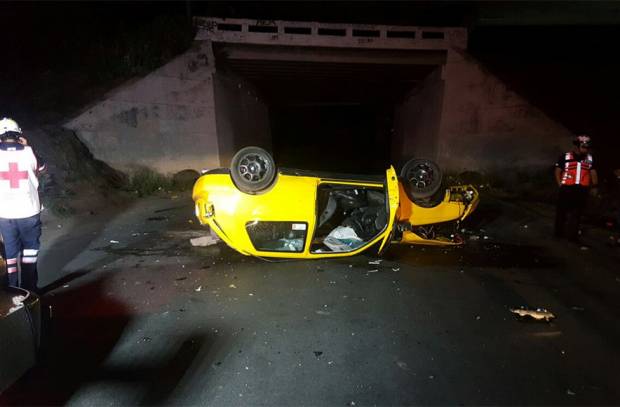 Pierde control y cae con su auto en puente de la autopista México-Puebla