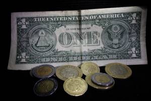 Incertidumbre mundial empuja el dólar a casi 22 pesos este martes