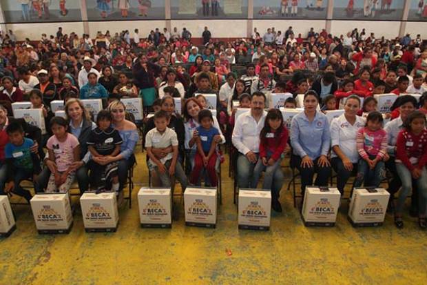 Dinorah López de Gali entrega apoyos a las familias de Chignautla