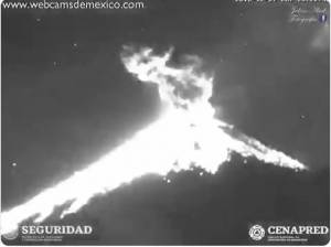 Popocatépetl arroja material incandescente la noche del viernes