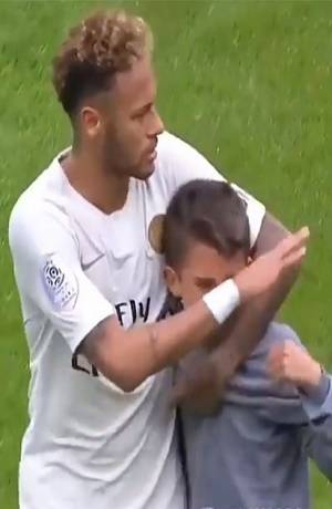 VIDEO: Neymar y su gran gesto con un menor durante partido del PSG