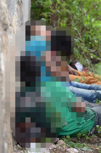 Indignación por foto de tres acribillados en Guerrero