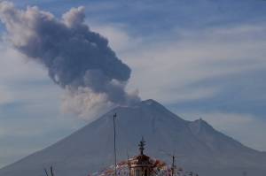 Popocatépetl registra dos explosiones de hasta 2.5 kilómetros de altura