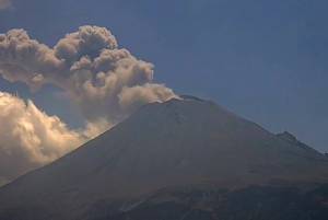Popocatépetl arroja ceniza volcánica a tres municipios de Puebla