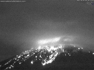 Popocatépetl arroja material incandescente; no se reporta caída de ceniza
