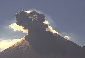 Popocatépetl emite columna eruptiva y lanza ceniza a Puebla y Morelos