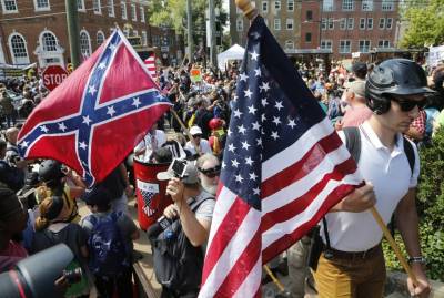 Dos días después, Trump condena violencia racista en Virginia