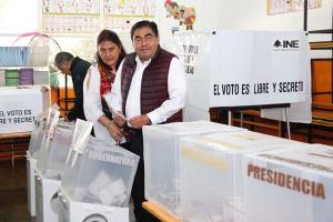 Barbosa acude a votar en Tehuacán