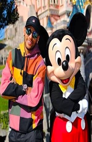 Neymar Jr. salió de paseo a Disneyland París