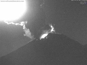 Nueva explosión del Popocatépetl alcanza 2 km; cae ceniza en Izúcar de Matamoros