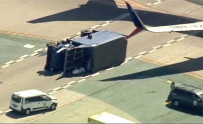 Avión de Aeroméxico choca con camión en Los Ángeles