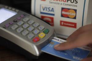 Pros y contras al pagar con una tarjeta de crédito o débito