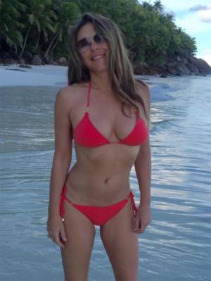 FOTOS: Elizabeth Hurley presume figura en bikini a los 52 años